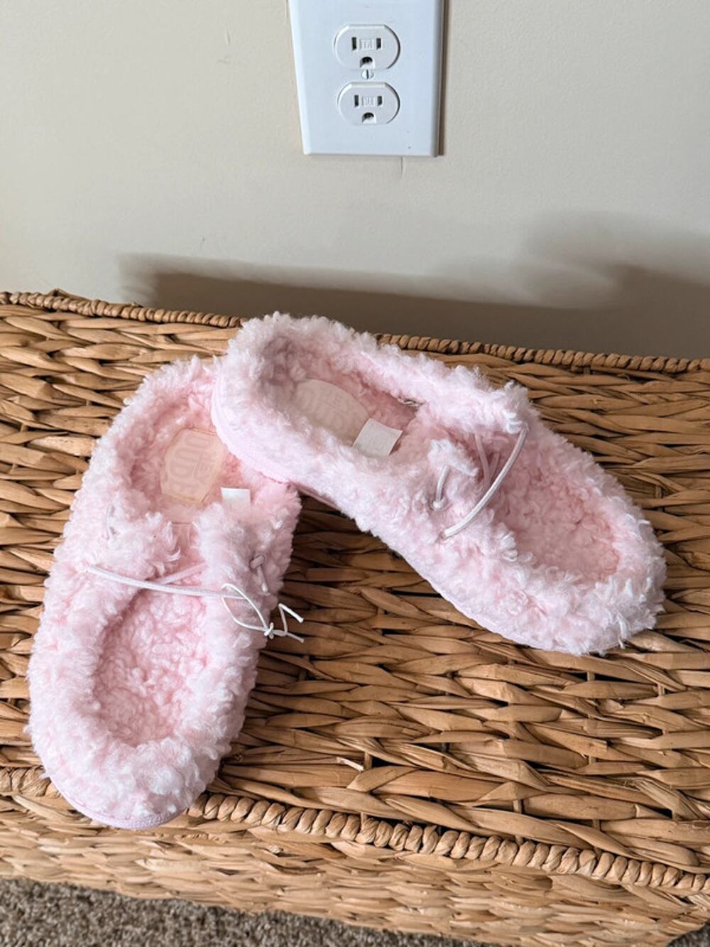 Hey Dude Wendy Slippers – Light Pink Sherpa/Fuzzy – Women’s Size 6 – NWOT 698